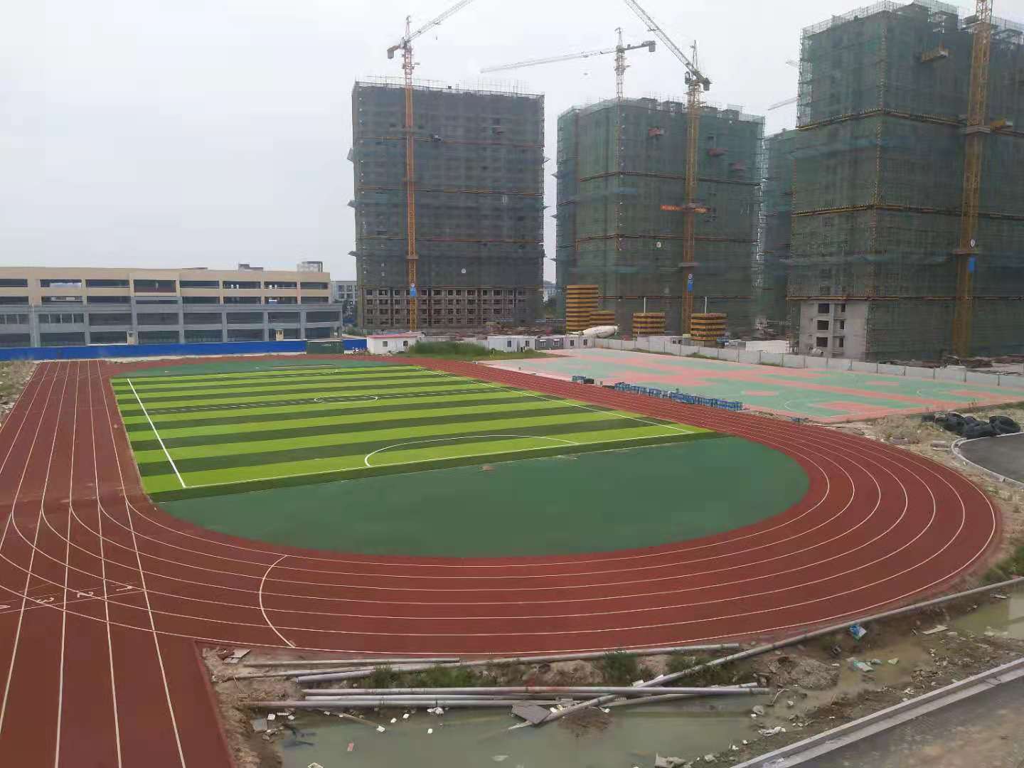 鹽城開發(fā)區(qū)實(shí)驗(yàn)小學(xué)運(yùn)動(dòng)場(chǎng)